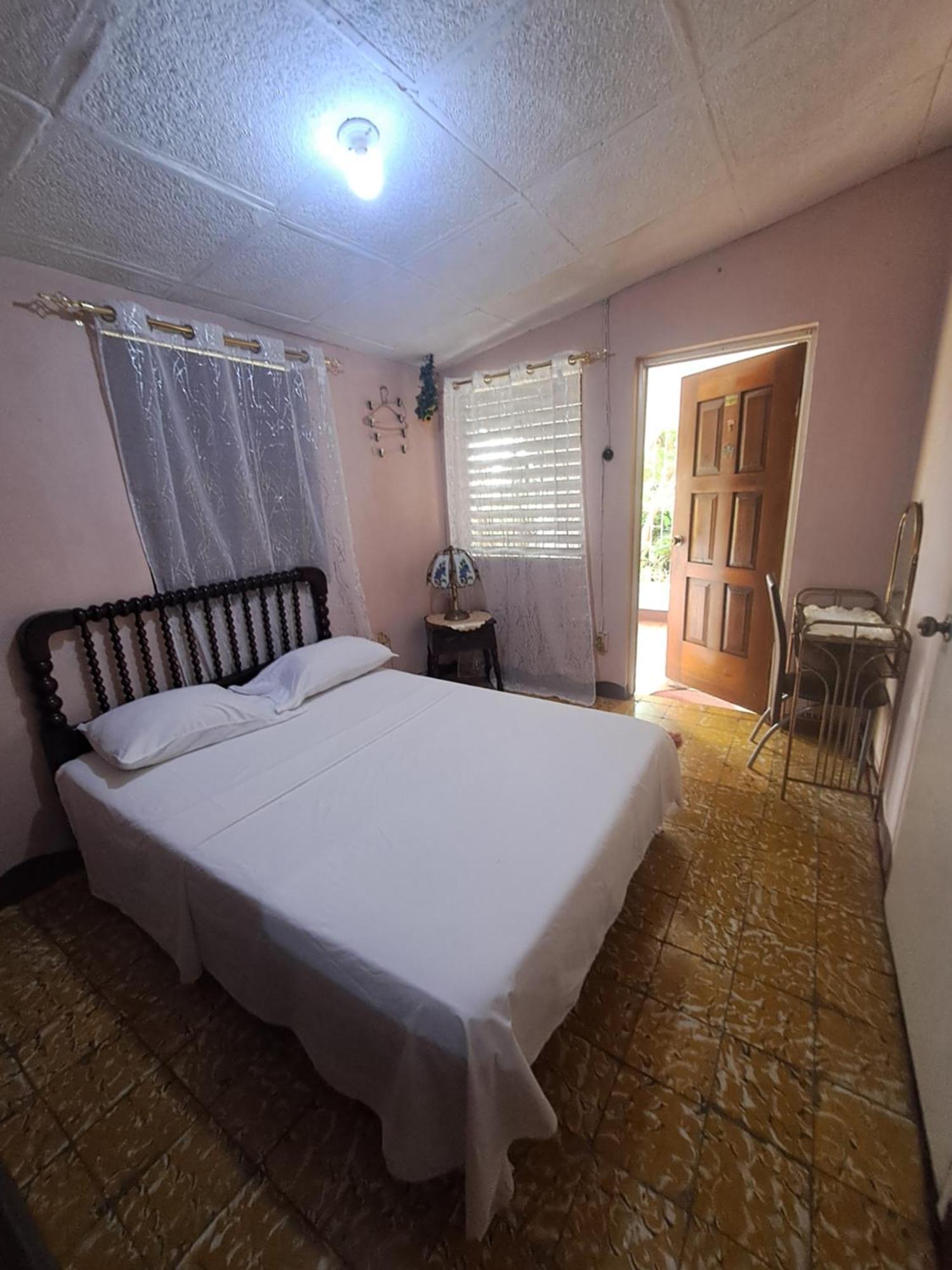 Kingston Airport Bed And Breakfast Exterior foto